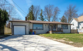 Niagara 5 Bedroom Bungalow with Pool & Hot Tub